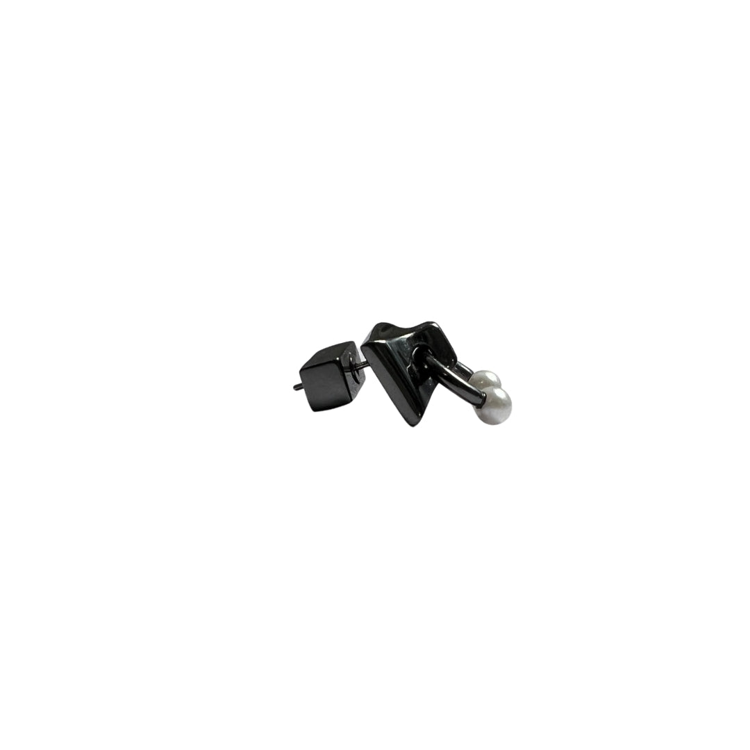 COSTUME BLACK HITCH STUD EARRING
