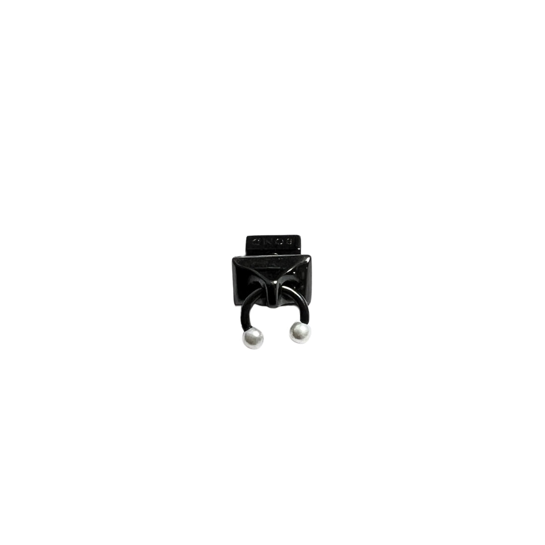 COSTUME BLACK HITCH STUD EARRING